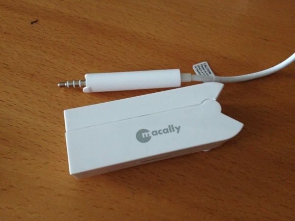 20120717 224732 Reviewed : MacAlly L Dock Foldable iPhone Synch / Charging Dock3